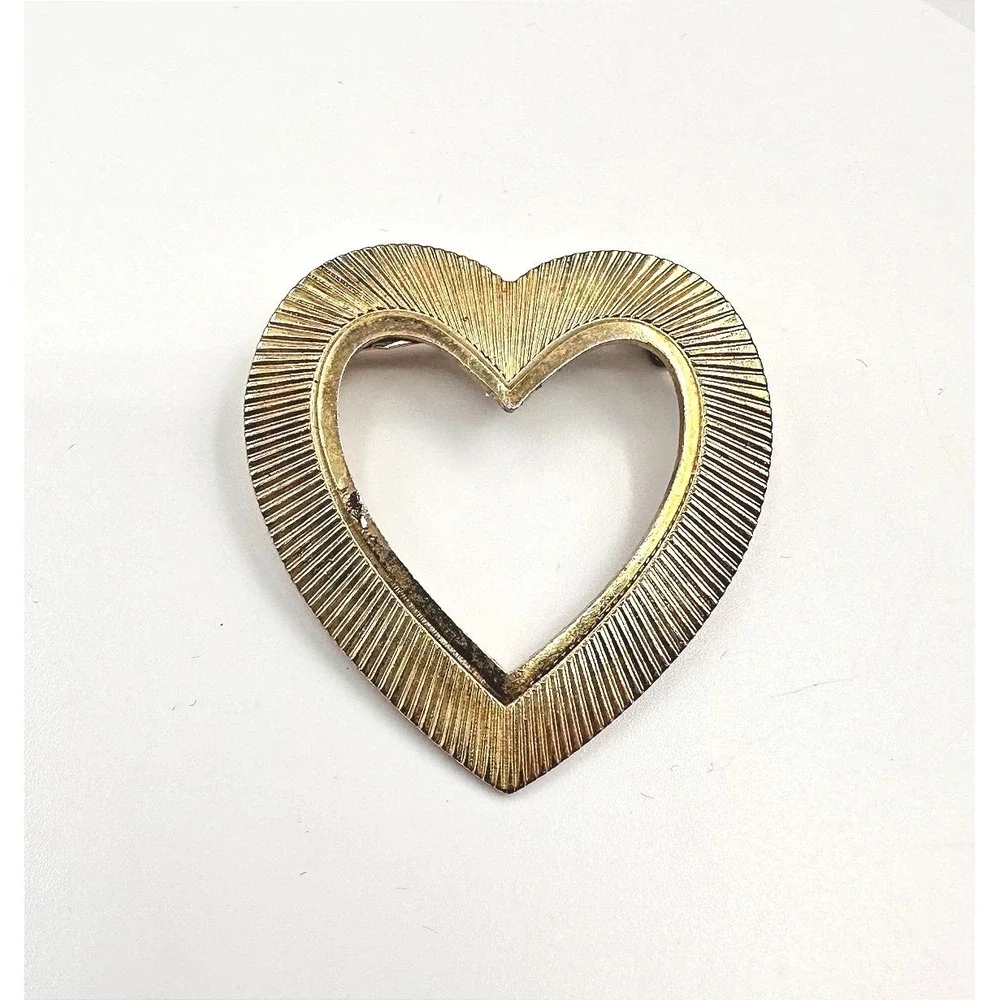 Vintage 80s Gold Tone Heart Brooch Pin Ribbed Texture Open Frame Women's Jewelry